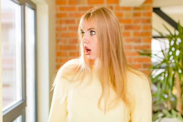 Young Pretty Woman Feeling Shocked Surprised Looking Copy Space Side — Stockfoto