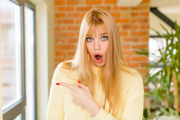 Young Pretty Woman Feeling Joyful Surprised Smiling Shocked Expression Pointing — Stockfoto