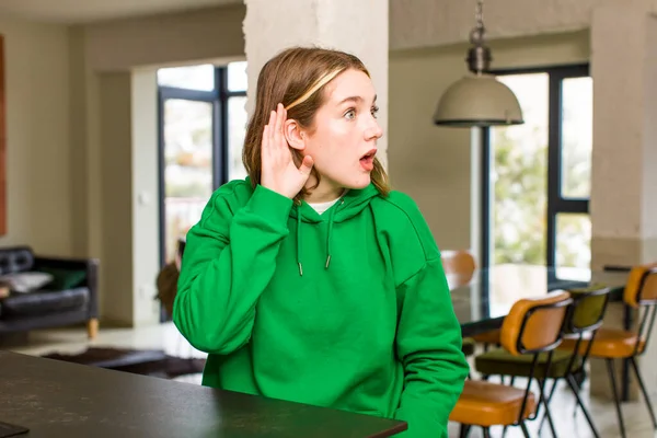 Pretty Caucasian Woman Looking Happy Listening Trying Hear Secret Conversation — Stock Photo, Image
