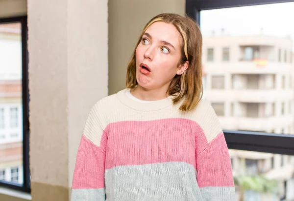 Pretty Caucasian Woman Feeling Shocked Surprised Looking Copy Space Side — Stockfoto