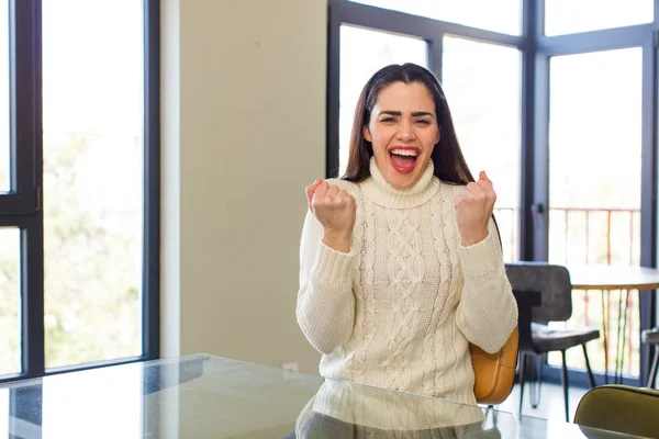 Pretty Caucasian Woman Shouting Aggressively Annoyed Frustrated Angry Look Tight — Stok fotoğraf