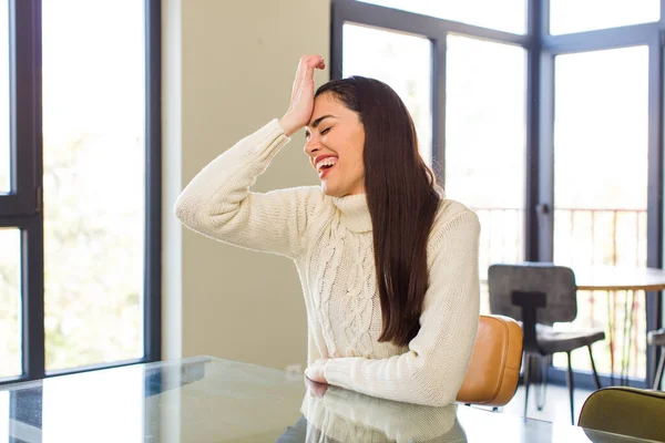 Pretty Caucasian Woman Laughing Slapping Forehead Saying Doh Forgot Stupid – stockfoto