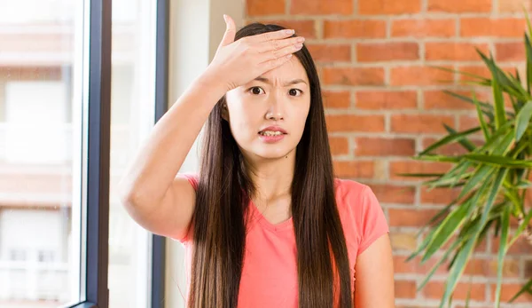 Asiatische Hübsche Frau Hause Gegen Ziegelmauer Mit Einer Pflanze — Stockfoto