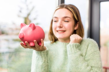 Kumbarası olan genç ve güzel bir kadın. Tasarruf. ev iç tasarımı