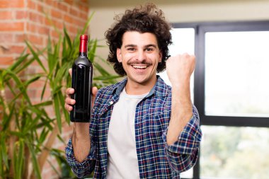 Genç yakışıklı adam yeni evini kutluyor.