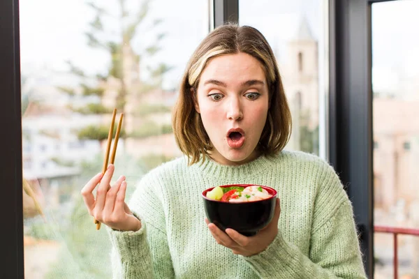 かなり若い女性がラーメン中華麺を食べています 家のインテリアデザイン — ストック写真
