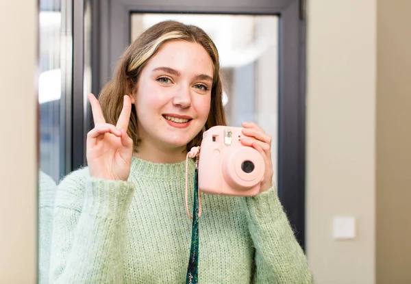 漂亮的年轻女人 带着老式的摄影相机 室内设计 — 图库照片