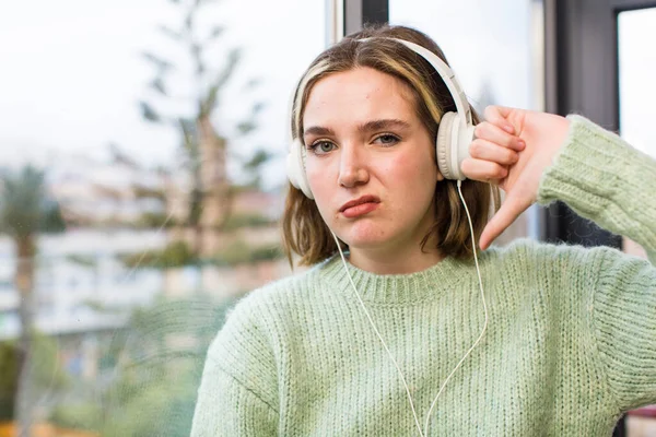 Hezká Mladá Žena Poslouchající Hudbu Sluchátky Design Interiéru Domu — Stock fotografie