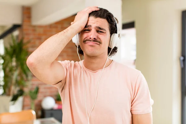 Joven Hombre Guapo Escuchando Música Con Auriculares Interior Casa — Foto de Stock
