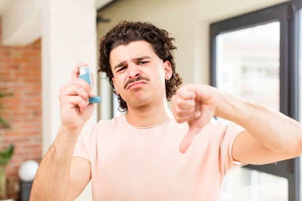 Mladý Pohledný Muž Inhalátorem Astmatu Doma Interiér — Stock fotografie