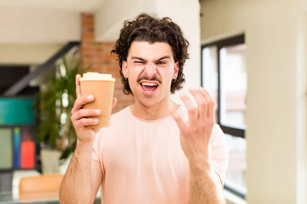 Genç Yakışıklı Bir Adam Sıcak Bir Kahve Tutuyor — Stok fotoğraf