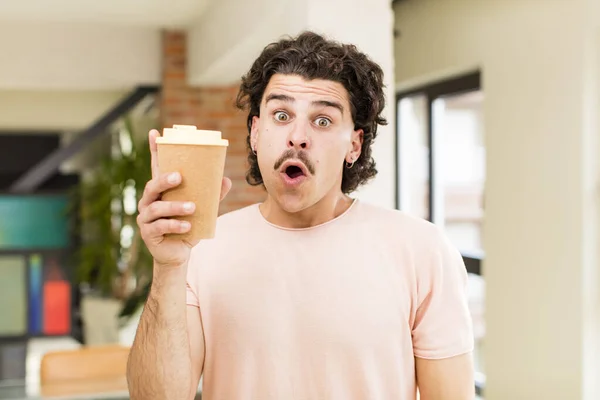 Mladý Pohledný Muž Drží Horkou Kávu Nápoj Doma Interiér — Stock fotografie