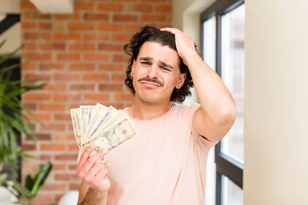 Jovem Bonito Homem Com Notas Dólar Casa Interior — Fotografia de Stock