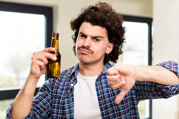 自宅でビールを飲んでいる若いハンサムな男が — ストック写真