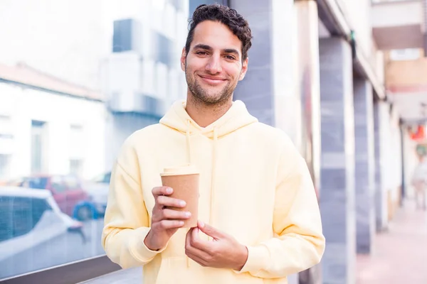 熱いコーヒーを飲みながらパニックになるハンサムな男 屋外のコンセプト — ストック写真