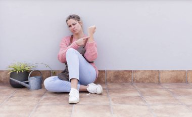 Sabırsız ve kızgın görünüyor, saati gösteriyor, dakiklik istiyor, zamanında gelmek istiyor. gardering konsepti
