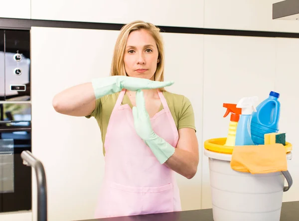 Young Adult Pretty Blonde Woman Housekeeper Concept — Foto Stock