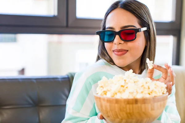 Pretty Latin Woman Film Popcorn — Zdjęcie stockowe