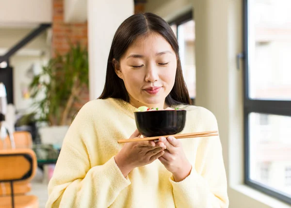 Asian Pretty Woman Eating Ramen Noodles Bowl — 图库照片