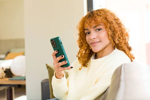 Genç Kızıl Saçlı Latin Güzel Bir Kadın Evde Akıllı Telefon — Stok fotoğraf