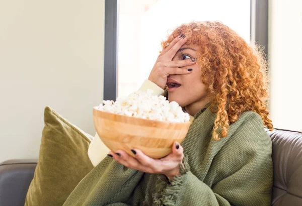 Junge Rote Haare Lateinisch Hübsche Frau Popcorn Essen Auf Einer — Stockfoto