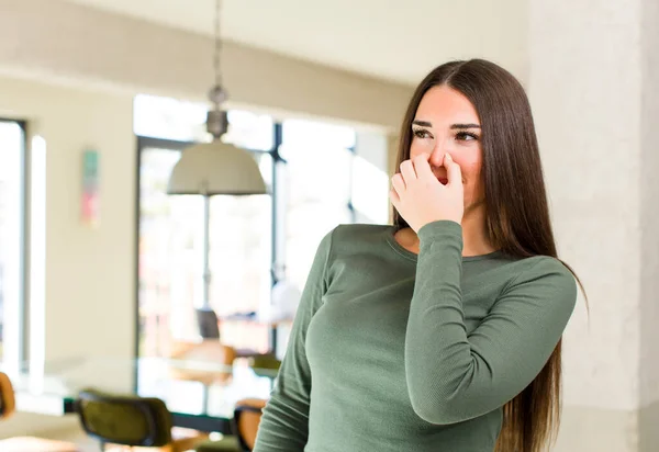 Young Adult Pretty Woman Feeling Disgusted Holding Nose Avoid Smelling — Stock Photo, Image