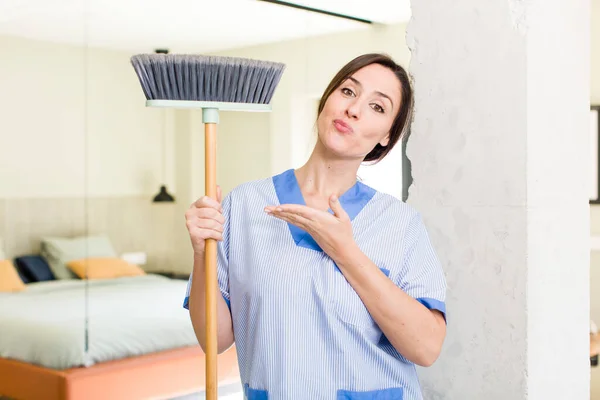 Young Pretty Woman Smiling Cheerfully Feeling Happy Showing Concept Housekeeper — Stockfoto