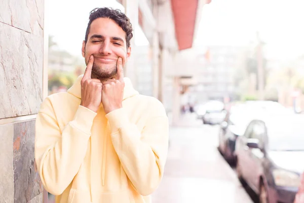 Νεαρός Ισπανός Χαμογελάει Αυτοπεποίθηση Δείχνοντας Ψεύτικο Χαμόγελό Του — Φωτογραφία Αρχείου