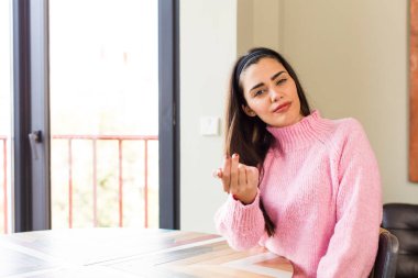 Kafkasyalı güzel bir kadın mutlu, başarılı ve kendinden emin hissediyor, bir meydan okumayla karşı karşıya ve 