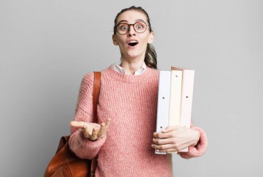 Genç, güzel bir üniversite öğrencisi.