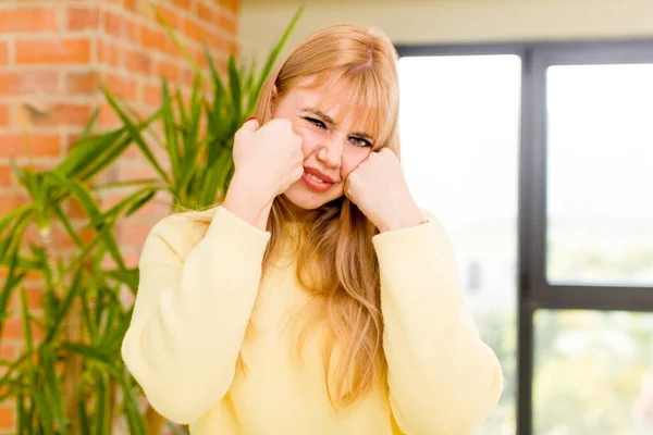 Young Pretty Woman Looking Desperate Frustrated Stressed Unhappy Annoyed Shouting — Foto Stock