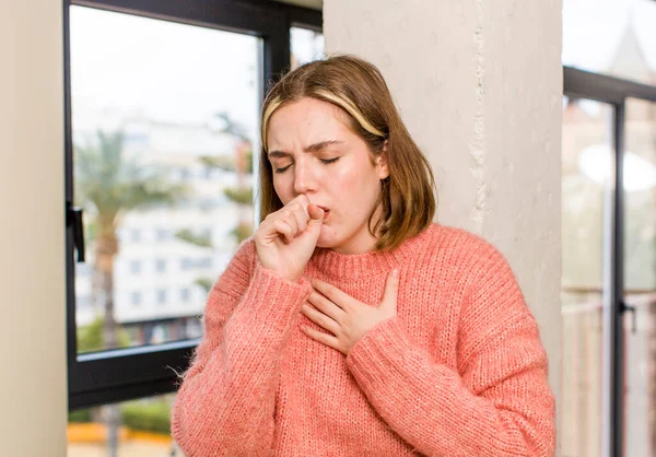 一个漂亮的高加索女人 喉咙酸痛 有流感症状 满嘴咳嗽 感觉很不舒服 家庭内部概念 — 图库照片
