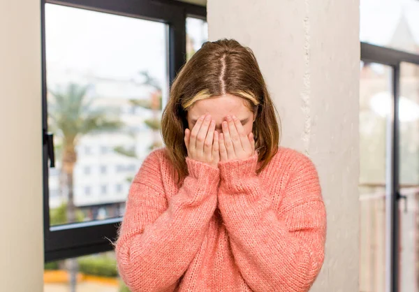 Mujer Bastante Caucásica Sentirse Triste Frustrado Nervioso Deprimido Cubriendo Cara — Foto de Stock