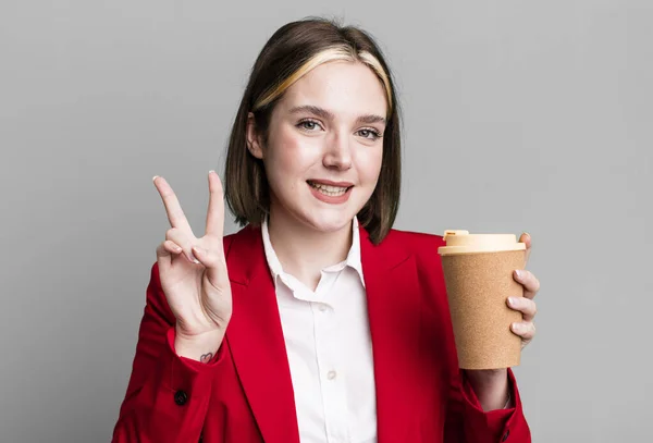Νεαρή Όμορφη Επιχειρηματίας Ένα Take Away Καφέ — Φωτογραφία Αρχείου