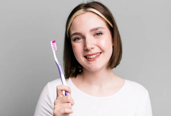Young Pretty Woman Using Toothbrush — Stock Photo, Image