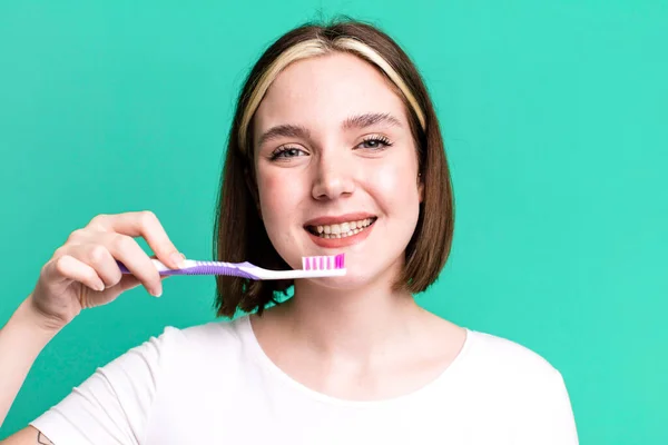 Jovem Mulher Bonita Usando Uma Escova Dentes — Fotografia de Stock