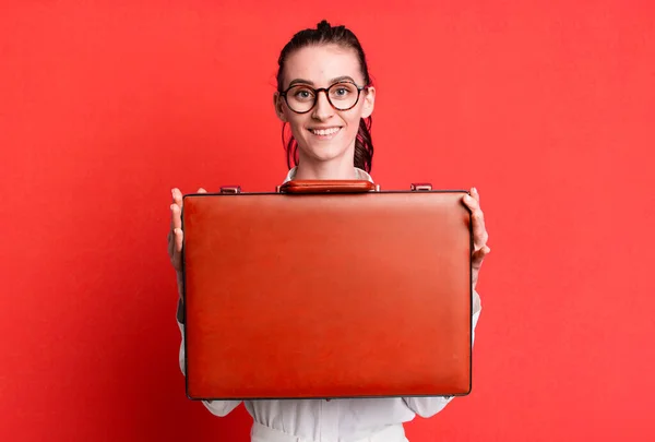 革のスーツケースを着た若い可愛い女性 ビジネスコンセプト — ストック写真