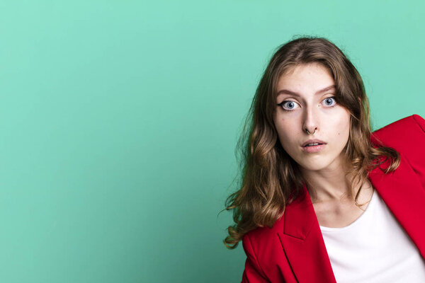 Белая симпатичная блондинка в красном пиджаке. Концепция деловой женщины