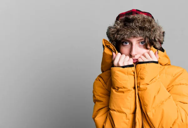 Kafkasyalı Sarışın Kadın Anorak Şapka Takıyor Kış Soğuk Konsept — Stok fotoğraf