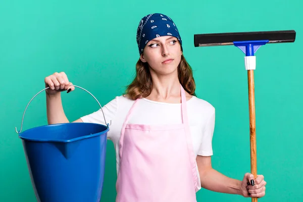 Caucasian Pretty Blonde Woman Housekeeper Cleaning Windows Concept — Stockfoto