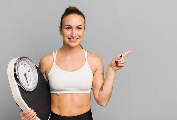 Jonge Mooie Vrouw Met Een Weegschaal Dieet Fitness Concept — Stockfoto