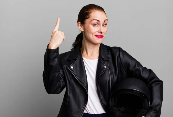 Ung Vuxen Vacker Kvinna Motorcykelförare Med Läderjacka Och Hjälm — Stockfoto