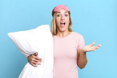 Güzel sarışın kadın şok olmuş ve şaşırmış hissediyor. Pijama ya da gecelik konsepti