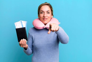 Güzel sarışın kadın seni seçen kamerayı işaret ediyor. uçuş yolcu kavramı