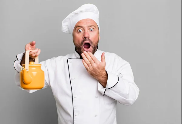 Middelbare Leeftijd Man Chef Kok Concept Met Een Theepot Koffie — Stockfoto