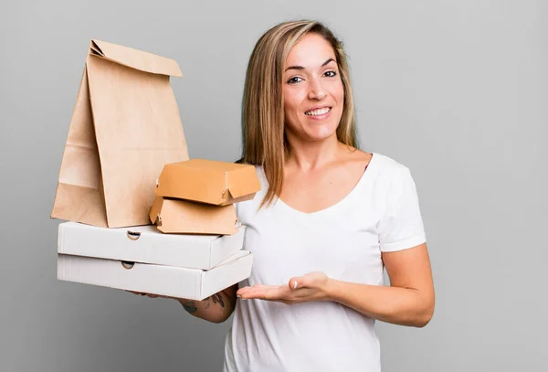 かなりブロンドの女性は陽気に笑って幸せを感じコンセプトを示してる 配送は食品パッケージの概念を取り除き — ストック写真