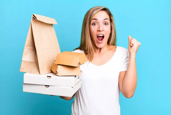 怒りの表情で積極的に叫ぶ金髪の女 配送は食品パッケージの概念を取り除き — ストック写真