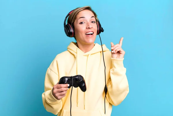 Pretty Blonde Woman Feeling Happy Excited Genius Realizing Idea Gamer — Foto Stock