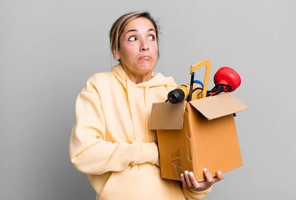 Pretty Blonde Woman Shrugging Feeling Confused Uncertain Tool Box Repair — Stock Photo, Image