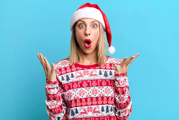 Pretty Blonde Woman Feeling Extremely Shocked Surprised Christmas Santa Hat — Stockfoto